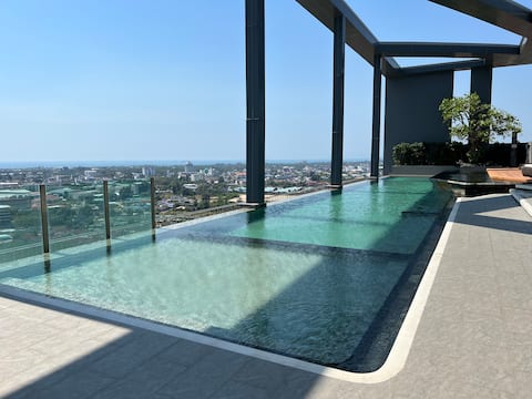 Cozy Modern Stay near Central Rayong, Rooftop Pool