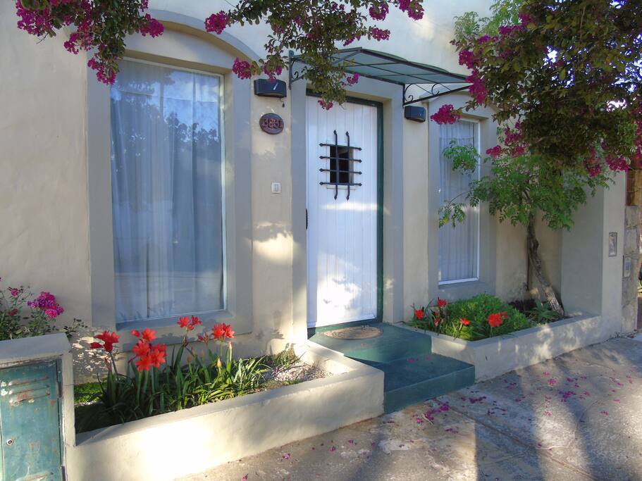 Las flores en verano le dan un lindo marco de color.