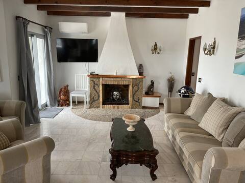 Top Airbnb: Beautiful renovated hilltop villa and heated pool in São Brás De Alportel