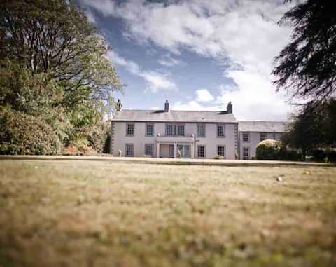 Georgian Country Mansion House with hot tub.