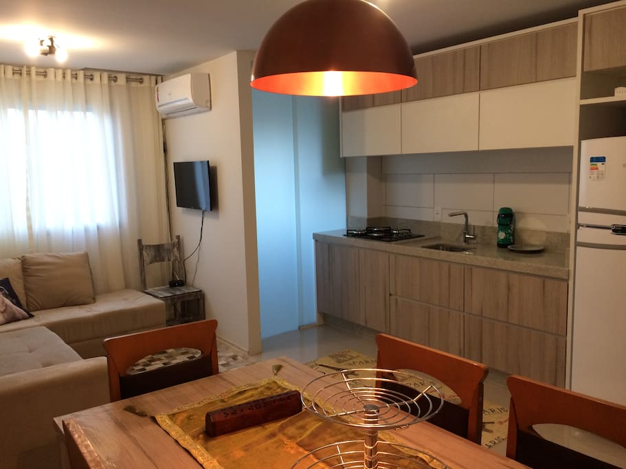 vista mais ampla da peça, para terem uma idéia real do espaço: mesa, sofá cozinha