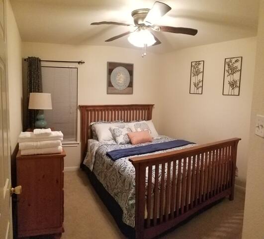 Private Room in a Quiet Neighborhood (Queen Bed)