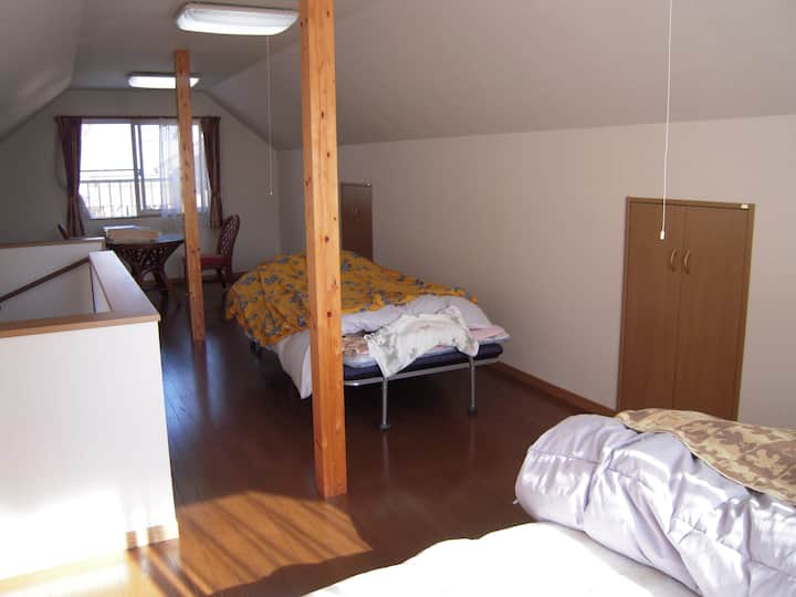 Სხვენის მეორე სართულზე არის ორი მაგიდა და ორი საწოლი.