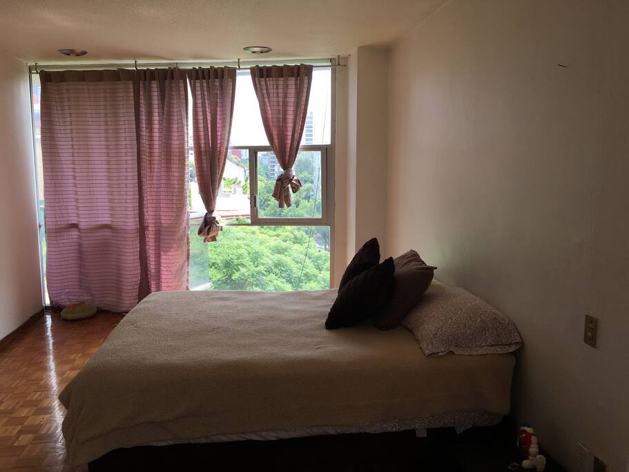Habitación principal con cama Queen size y baño privado.