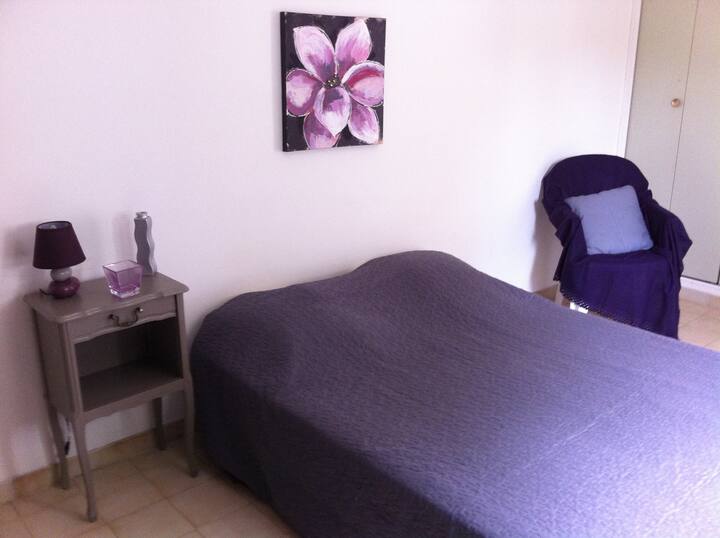 habitación  4, 
independiente con baño con ducha e inodoro en la planta baja