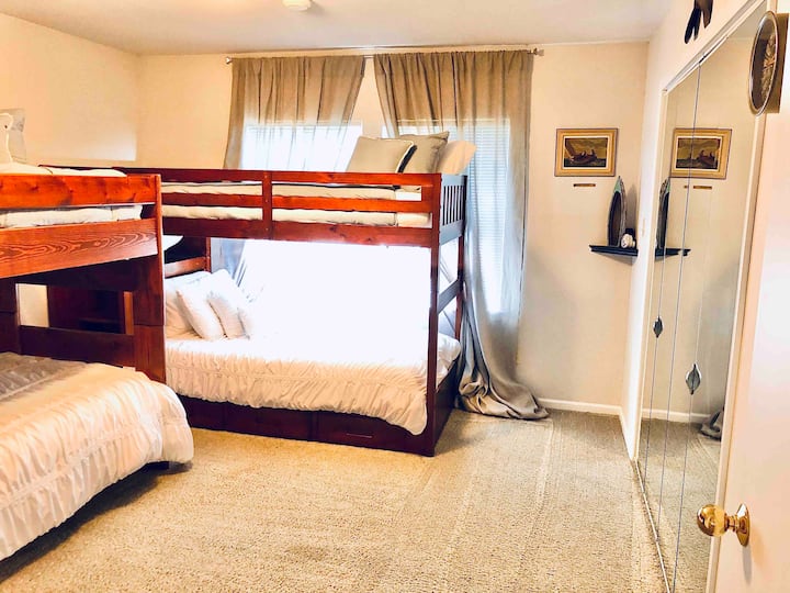 Кварталите на Shipmate - 4 единични легла, оборудвани с матраци от мемори пяна.  