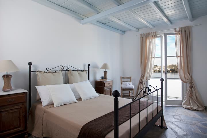 "The Guest's House 1"
Upper floor.
Bedroom 4.
Double bed, en suite bathroom.
Sea view.