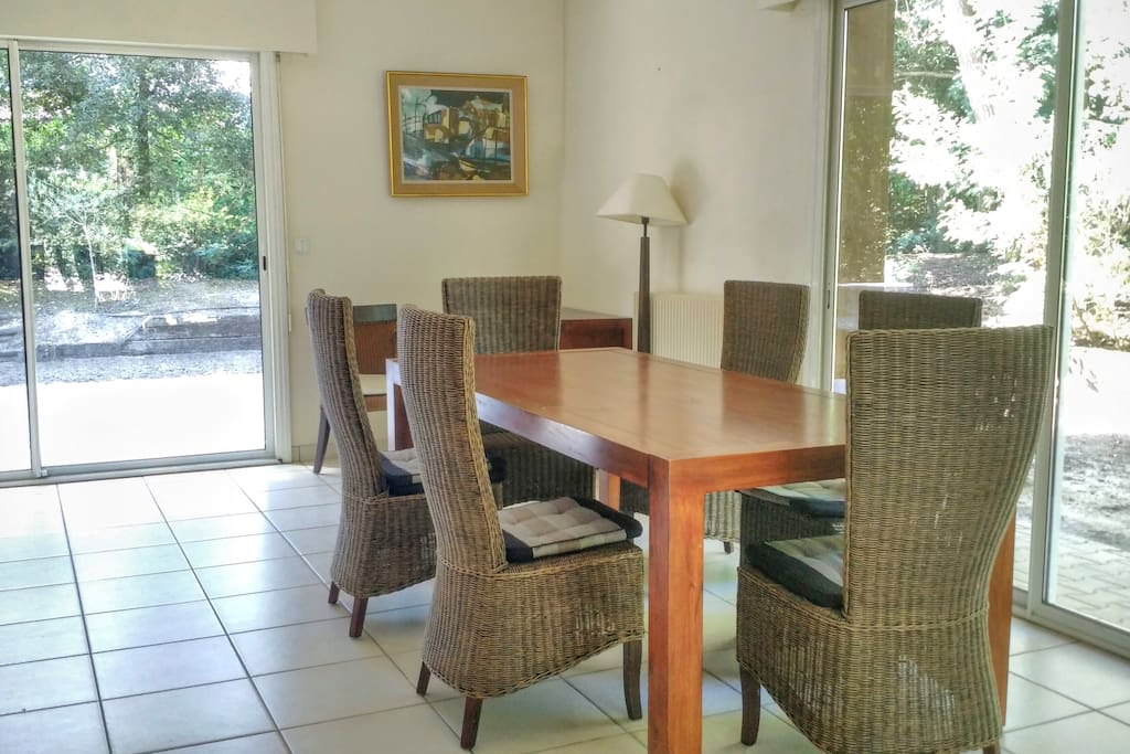 Salle à manger ouverte sur l'extérieur.