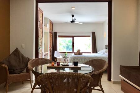 Walk to the beach! On 5th Av (Starbucks infront)