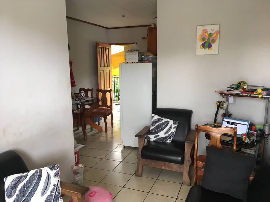 Parte de la sala y cocina-comedor del apartamento.