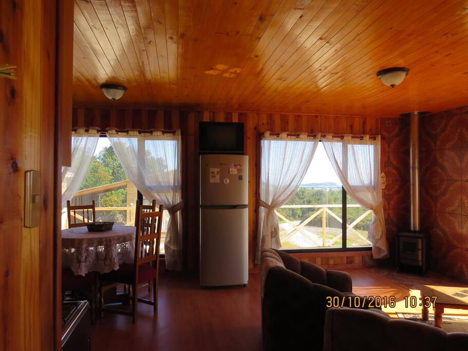 El living, comedor y combustión lenta de la cabaña.