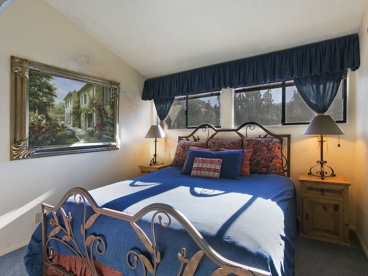 ห้องนอนนี้มีเตียงคิงไซส์ที่สะดวกสบายและเต็มไปด้วยแสงธรรมชาติที่ส่องเข้ามาทางหน้าต่างบานใหญ่สร้างพื้นที่ที่สดใสและน่าอยู่สำหรับการพักผ่อนและผ่อนคลาย