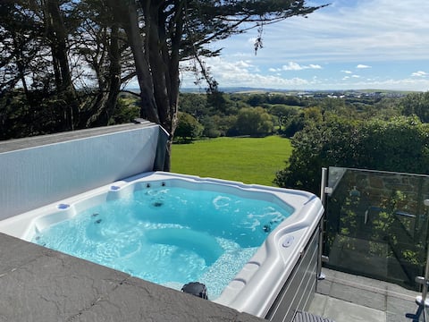 Stylish Property With Stunning Sea Views & Hot Tub