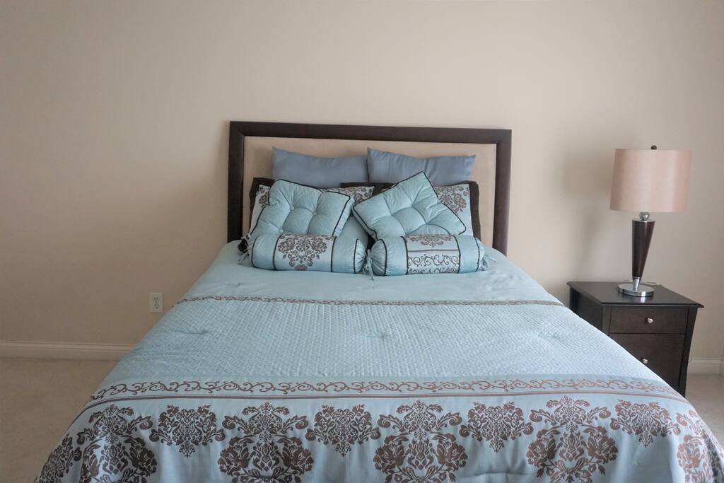 Ensuite Bedroom w/queen bed