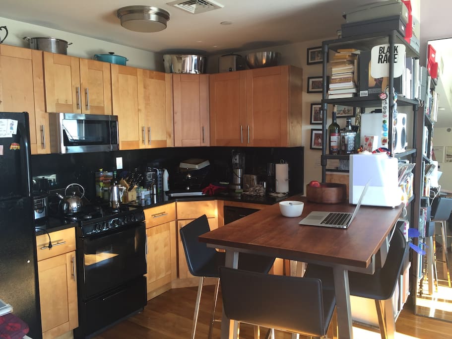 A grocery store is just 3 blocks away. The Fort Greene and Prospect Park Farmers' Markets are an easy 15 min bike ride. A gourmet grocery store is just 1 block away. The kitchen stocked with spices and a dishwasher make prepping your own meals a snap.