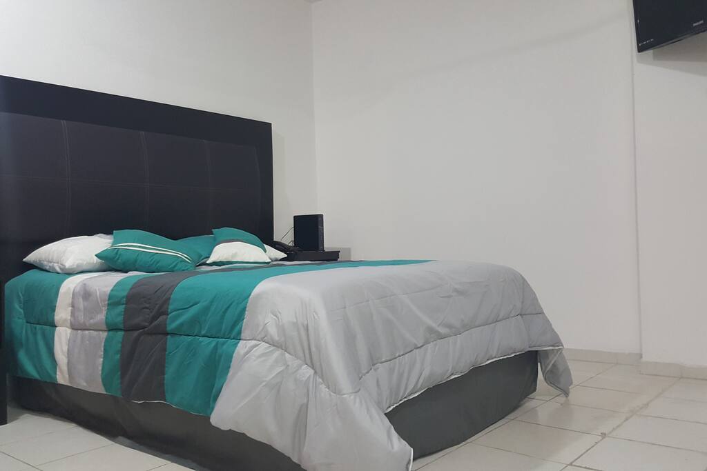 Recámara principal con cama matrimonial
