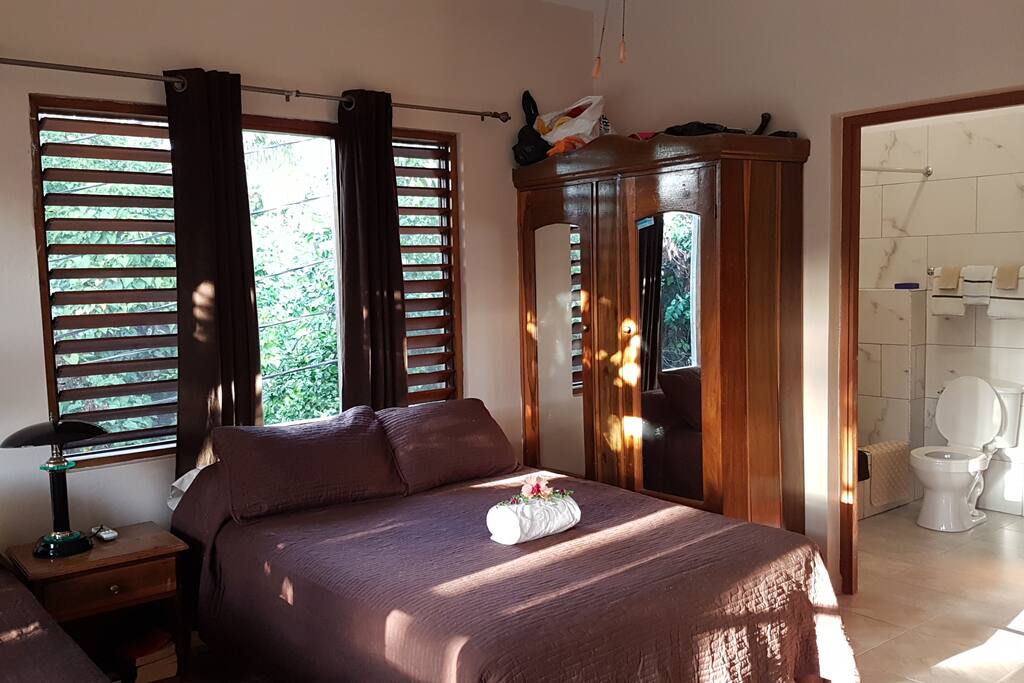 Chambre 17, penderie avec un coffre fort à l'intérieur.od