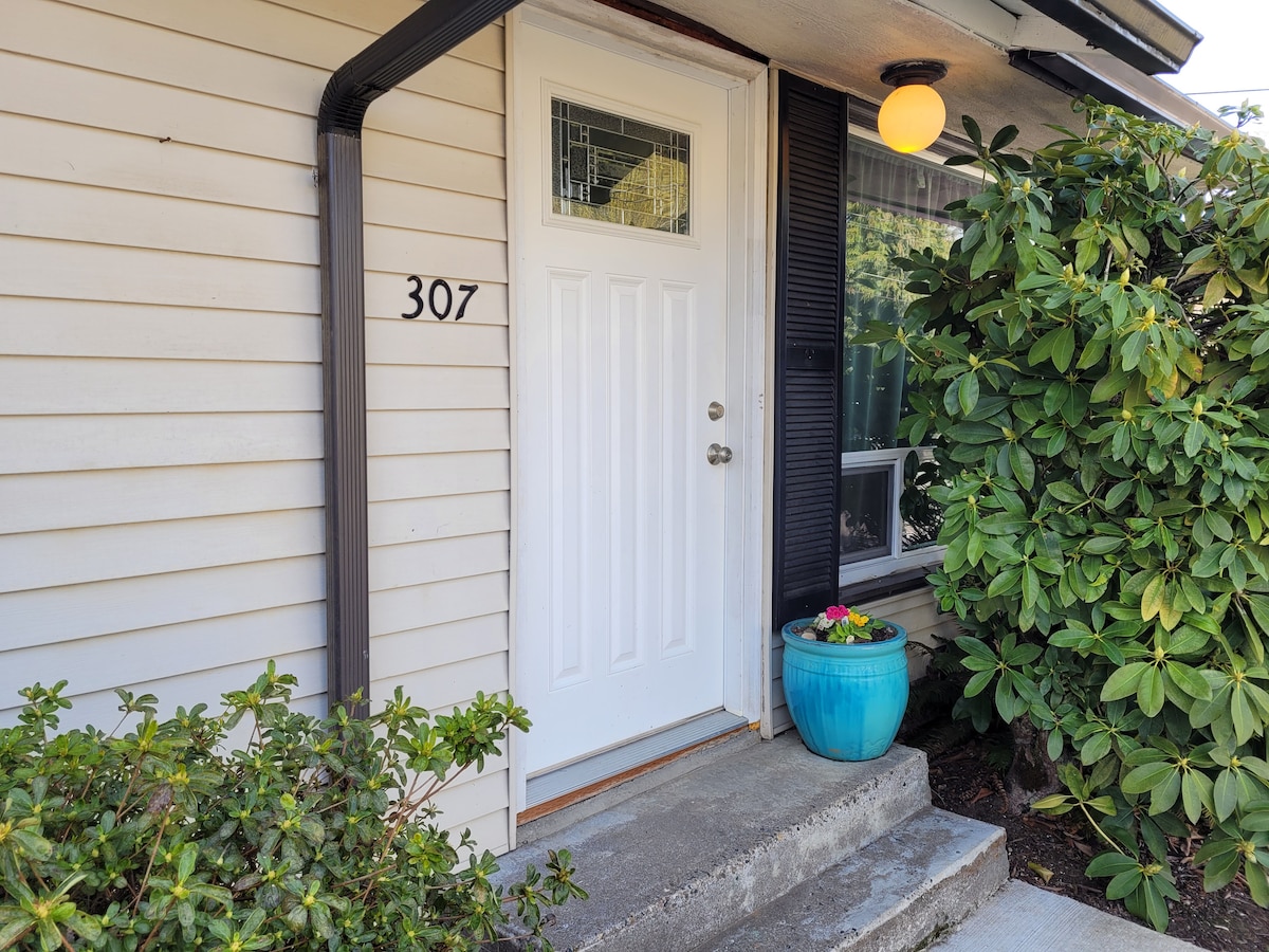 Charming 1940's Cottage in the Heart of Ridgefield Houses for Rent in Ridgefield, Washington