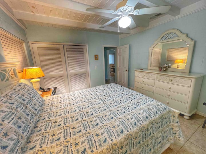 Master Bed room Queen Bed and TV.