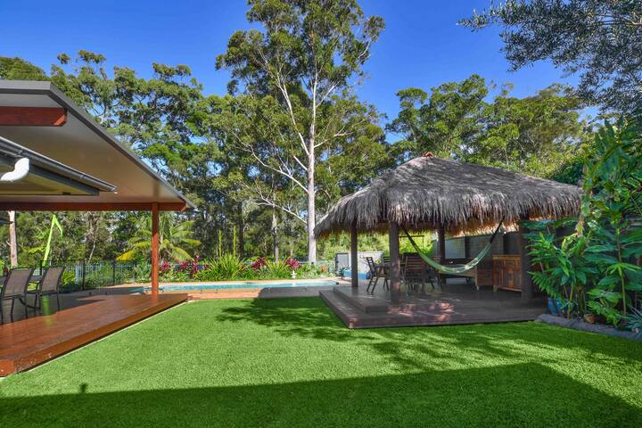 Woopi Beach Retreat:Beach Pool AirCon Hammock pets gallery image 2