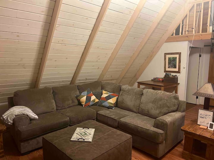 A-frame Parkway Cabin *Treehouse Porch - Linville, NC