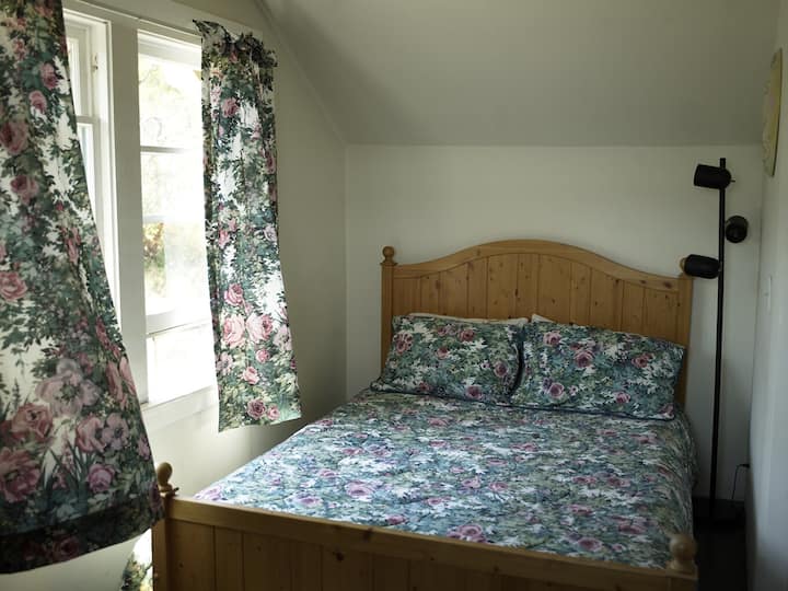 上层西卧室配备标准双人床