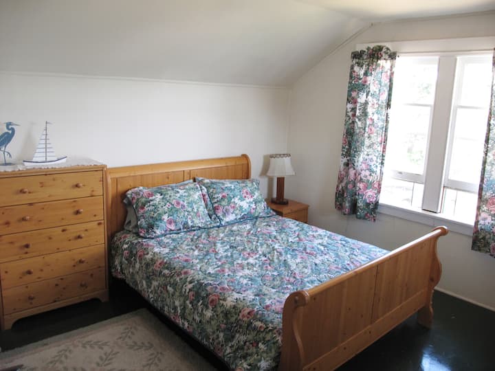 面向东方的上层卧室，配有标准双人床