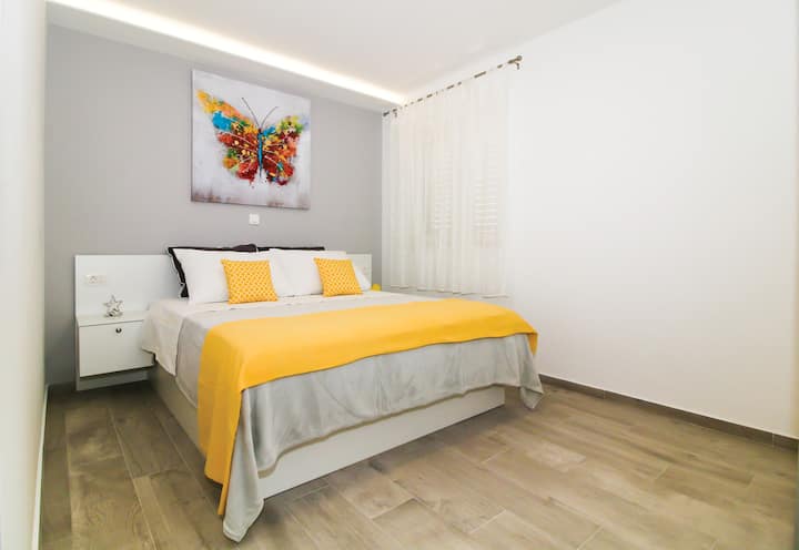 In city/away from crowds - PARKING,GARDEN,PRIVACY