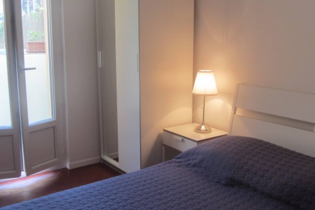 Chambre avec un lit double, une armoire et un placard