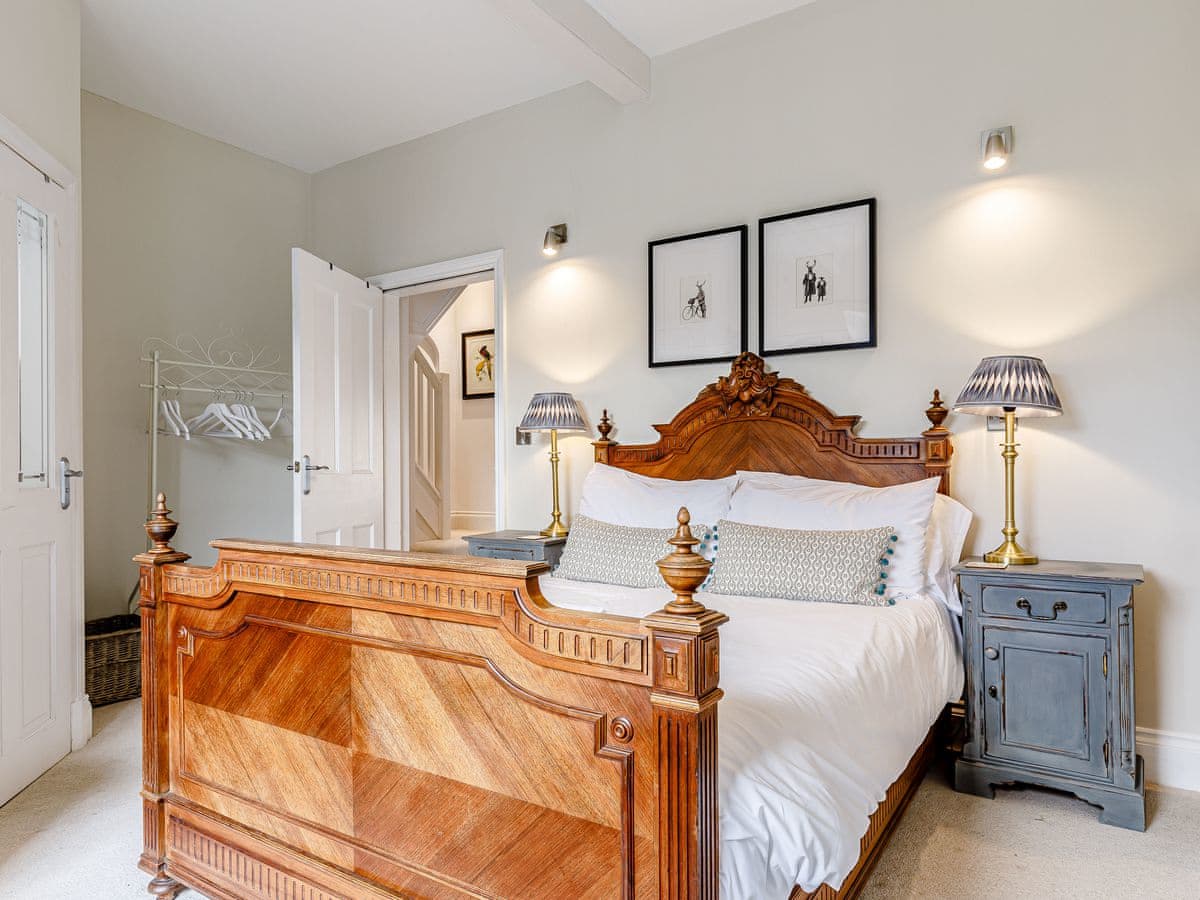 Central Bakewell Duplex for 4 with Parking Flats for Rent in