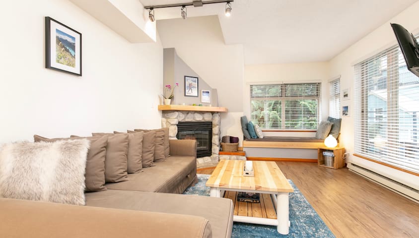 Ski in/out Stylish condo with pool/hot tub & view