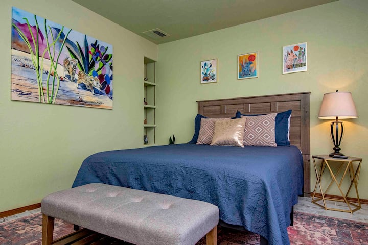 Lit Queen Size, ventilateur de plafond, télévision connectée et baie vitrée donnant sur la cour privée.