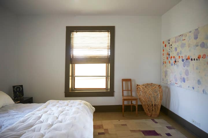  CASA GRANDE - спална соба (2) со сопствен мебел и брачен кревет (широк 180-220 см).  