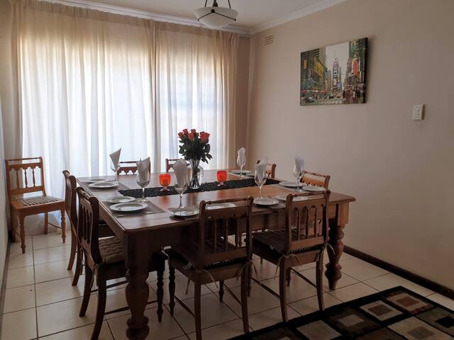 Spacious relaxing getaway -free parking & Wi-Fi gallery image 4