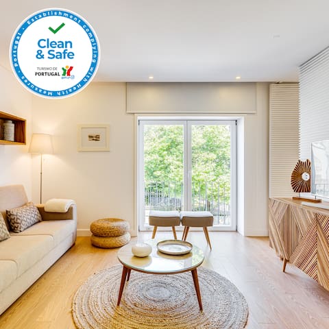 Wood Premium Downtown Apartment by DA’HOME