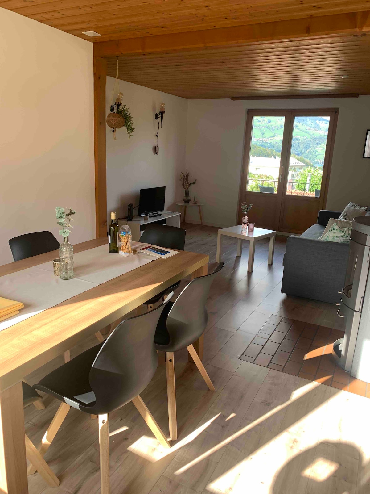 Top performing Airbnb: Cozy house with lake view in Spiez