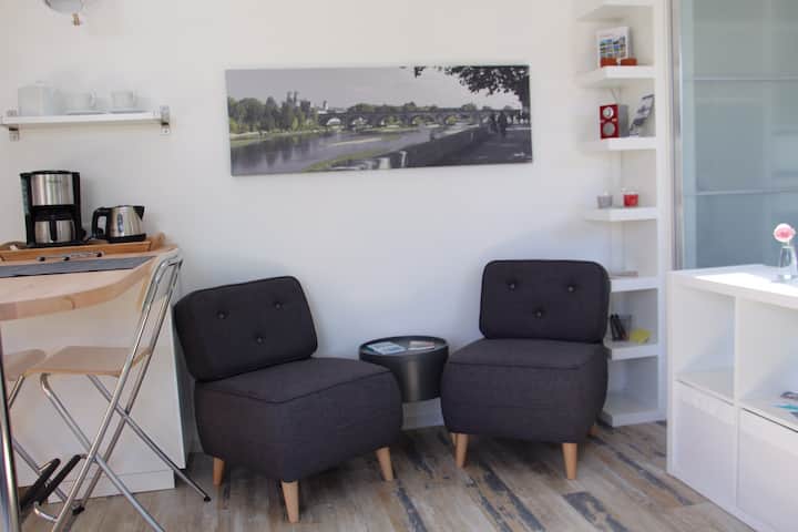 Entre Loire Et Canal D’orléans, Studio De Charme

Vous Aimez La Loire, Le Canoë Et Les Balades à Vélo, Agnès Et Francis Vous Accueillent, Au Sein D’un Site Protégé, Dans Ce Studio Indépendant, Tout Confort, De 27m2 Avec Accès Direct Au Chemin De Halage. - Saint-Jean-de-Braye