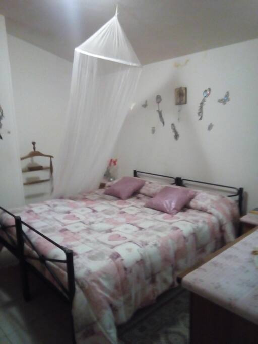 camera da letto con zanzariera