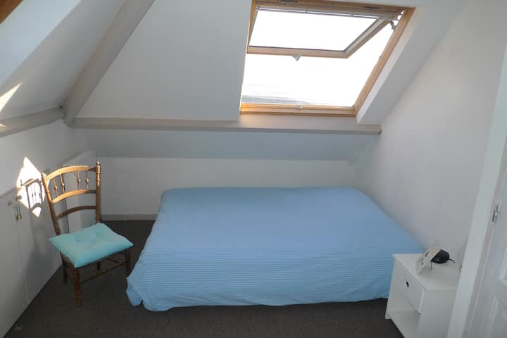 רצפת חדר זוגי, נוף לים. מצעים לבית לא כלולים. 