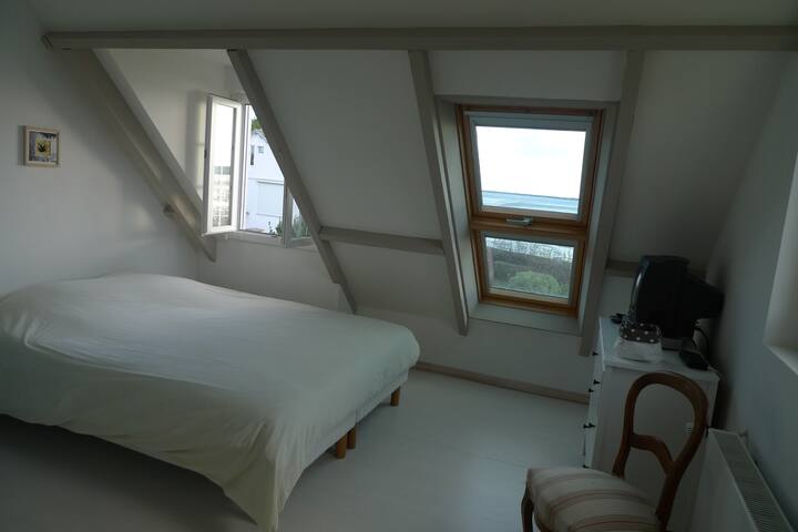 רצפת חדר זוגי, נוף לים. מצעים לבית לא כלולים. 