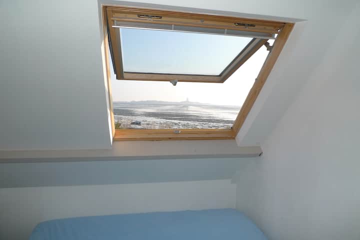 רצפת חדר זוגי, נוף לים בגאות נמוכה. מצעים לבית לא כלולים. 