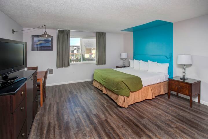 Spacious king room w/2-person hot tub