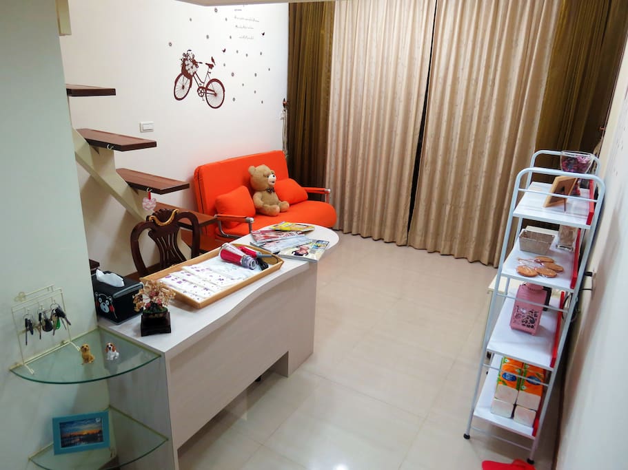 客廳living romm、書桌table、浴巾towel、旅遊指南travel book
