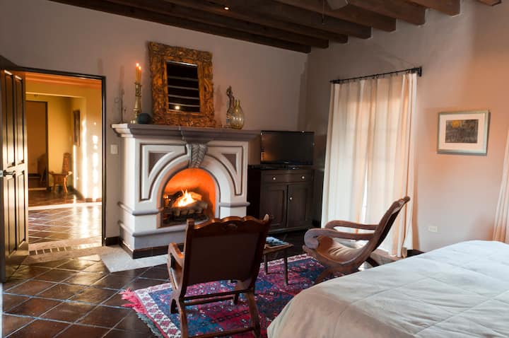 Главна камина в спалнята