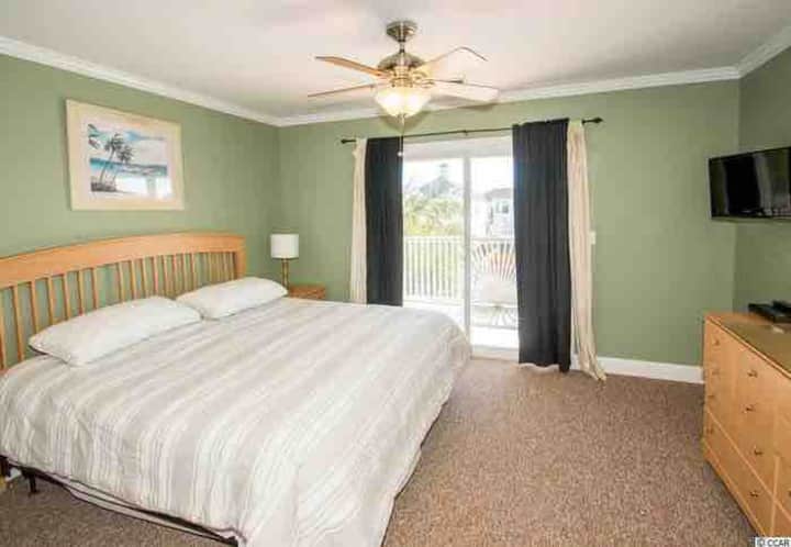 Slaapkamer met kingsize bed en schuifregelaars naar het dek 