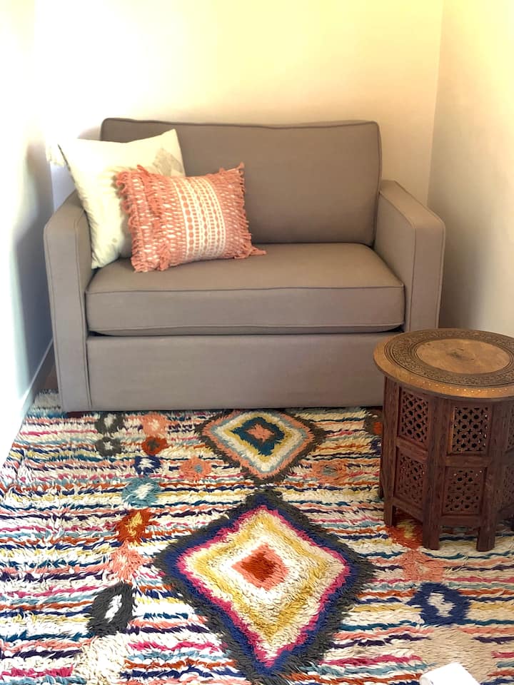 房间小房间配有双人拉出式沙发，还配有遮光窗帘。  这个简单的空间也可以用作私人办公室（没有显示的书桌）。 