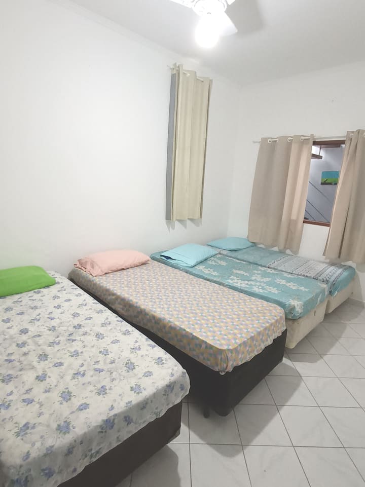 غرفة نوم 4 طابق أرضي مع 4 أسرّة