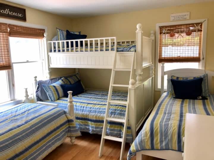 Terza camera con due letti singoli su letto a castello completo e 2 letti singoli aggiuntivi.