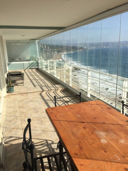 Terraza con mesa e impresionante vista panorámica al océano