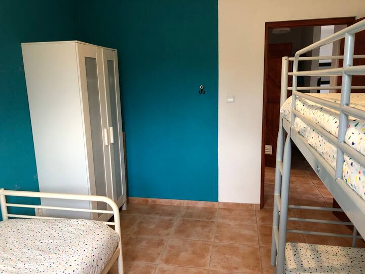 Საძინებელი 2 (ერთადგილიანი საწოლი და ორსართულიანი საწოლი) ჩვილის საწოლის დამატების შესაძლებლობა.